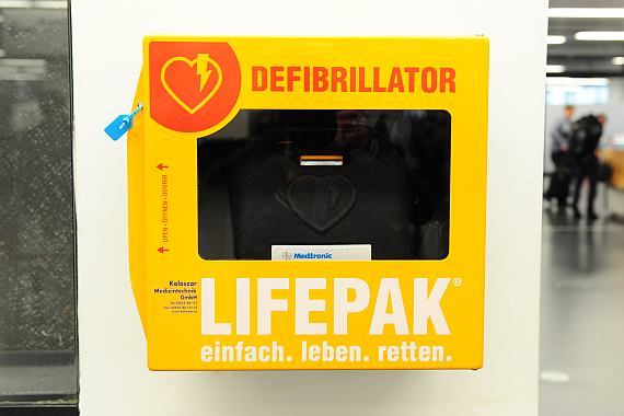 Halbautomatischer Defibrillator - Foto: PA / Austrian Wings Media Crew