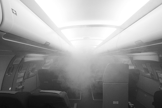 Leichter Rauch in der Kabine Smoke in the Cabin Symbolbild Sujetbild Foto PA Austrian Wings Media Crew