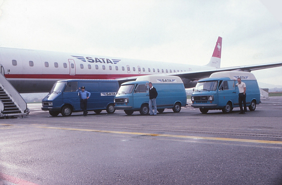 Line-Up der drei Mechaniker-Fahrzeuge vor der DC-8-63CF, HB-IDS in Zürich-Kloten, ca.1977 - Foto: Andy Herzog
