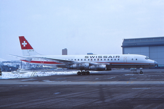 Diese eher seltene Aufnahme zeigt die DC-8-53, HB-IDB bei der Swissair Technik in Zürich-Kloten nur wenige Tage vor ihrer Übergabe an die Genfer SATA. Bereits im neuen Anstrich steht jedoch noch der alte Schriftzug „Swissair“ auf dem Rumpf, Februar