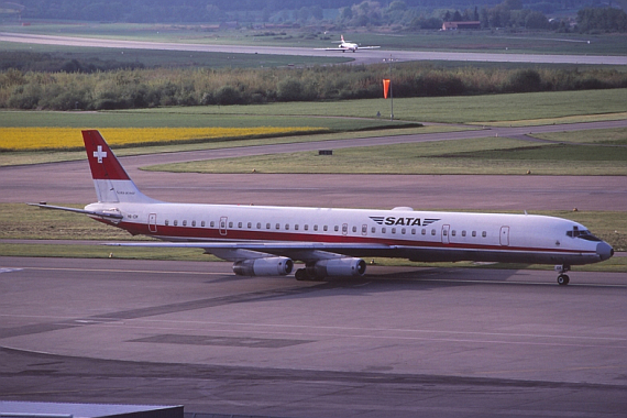 SATA Douglas DC-8-63CF, HB-IDM „Ville de Carouge“ beim Start zu einem Langstreckenflug in Zürich-Kloten ca. 1977 - Foto: Andres Iller