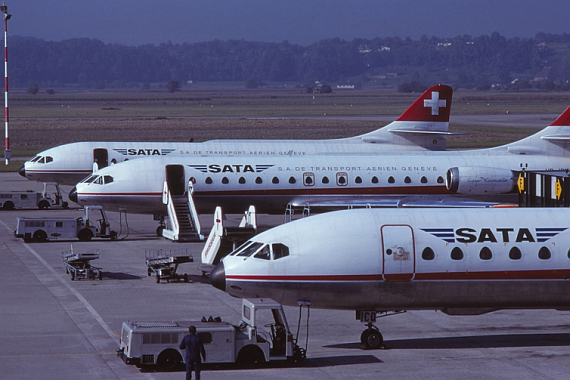 Eine nicht alltägliche Aufnahme zeigt drei der fünf SE-210 Caravelle 10B 1R im Line-Up am Flughafen Basel-Mulhouse, ca. 1976 - Foto:  Christoph Hartmann
