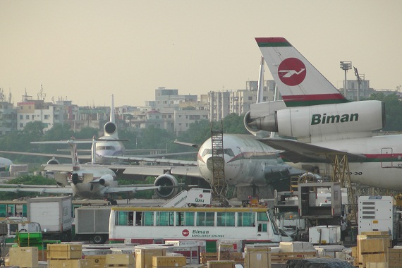 Der „Friedhof“ Dhakas, die DC-10 im Vordergrund passt nicht ganz in den Hangar, es ist das Schwesterschiff der „New Era“, die „City of Dhaka“.