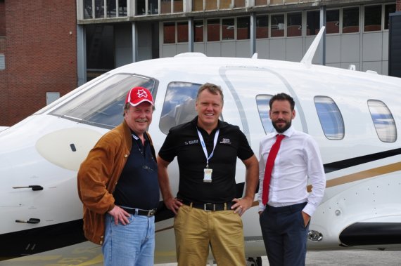 Von links nach rechts: Autor Andy Herzog, David Hayman, CEO Aeris Aviation-UK und Neil Harvey, Marketing & Sales,
