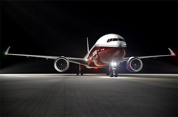 Boeing 777X mit - zum Rollen - hochgeklappten Tragflächenspitzen