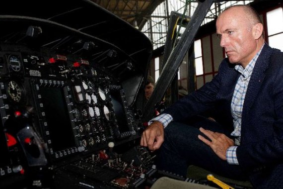 Der Verteidigungsminister im modernisierten AB212-Cockpit - Foto: Bundesheer