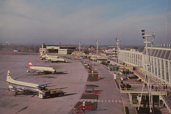 Blick auf den so genannten Flughof in den 1960er Jahren - die Wasserbecken dienten der Verbesserung der Luftqualität - Foto: Archiv Flughafen Schwechat