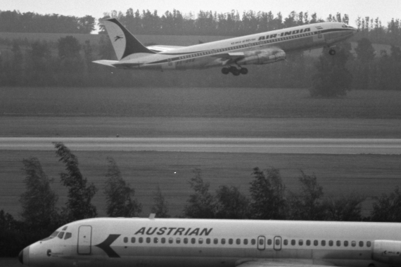 Eine Air India Boeing 707 startet Mitte er 1970er Jahre auf der Piste 29, im Vordergrund eine AUA-DC-9 - Foto: Archiv AAM