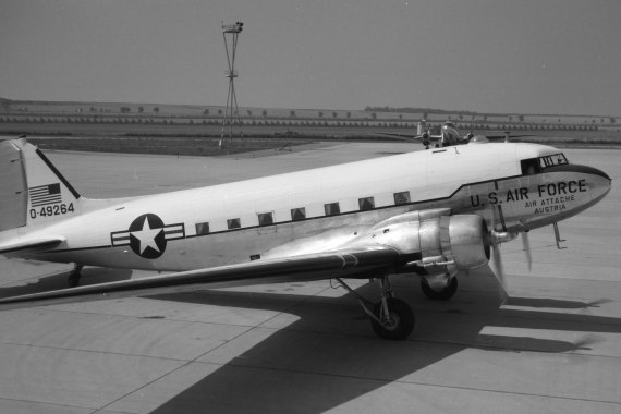 DC-3/C-47 der US-Air Force in Schwechat - Foto: Archiv AAM