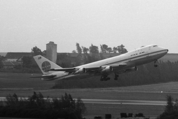 Boeing 747-121 der Pan Am beim Start auf der Piste 29, Aufnahme von 1973 - Foto: Archiv AAM