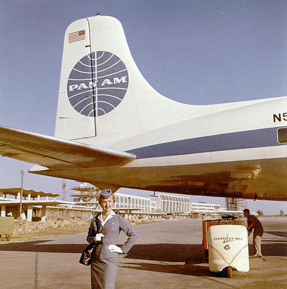 Schon früh verband die legendäre US-Fluglinie Pan Am Wien mit der weiten Welt; diese hübsche Flugbegleiterin posiert 1956 vor ihrem Flugzeug - Foto: Archiv Flughafen Schwechat