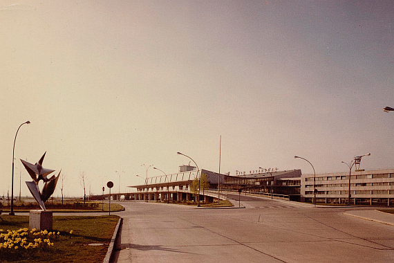 Blick auf die Zufahrtsstraße und das Terminal Anfang der 1960er Jahre - Foto: Archiv Flughafen Schwechat