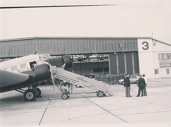 1987 flog eine Ju 52 der Lufthansa von Aspern nach Schwechat - Foto: Archiv Flughafen Schwechat