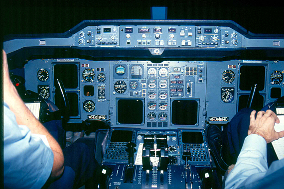 Der A310 war das erste Flugzeug von Airbus mit einem "Glascockpit"; im Vergleich zu späteren Mustern verfügte es noch über viele analoge Instrumente und klassische Steuersäulen statt Sidesticks - Foto: Aviationimages.at