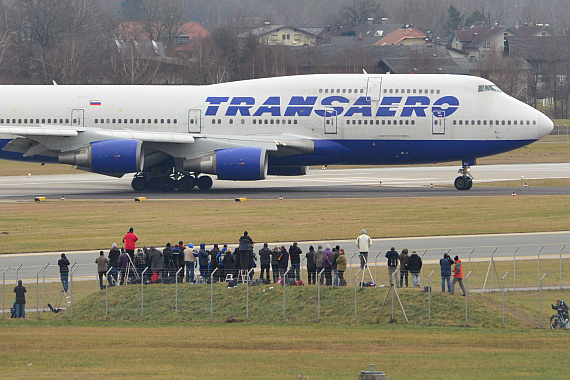 Flughafen Salzburg Winterspotten Jänner 2014 Transaero Boeing 747-400 EI-XLI rollt Spotter Foto PA Austrian Wings Media Crew