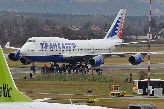 Flughafen Salzburg Winterspotten Jänner 2014 Transaero Boeing 747-400 EI-XLI rollt Spotter_1 Foto PA Austrian Wings Media Crew