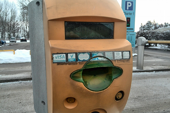 Etwas ausgeblichen, dennoch gut erkennbar: Kreditkartensymbole beim Automaten am Linzer Flughafenparkplatz. - Foto: ZVG