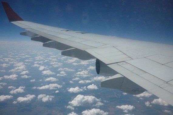 Die Atmosphäre war stimmig am Flug in der IL9, mit Schäfchenwolken im Hintergrund.