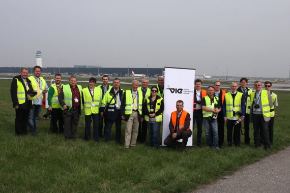 Die Delegation der österreichischen Flughafenfreunde auf dem Gelände des VIE - Foto: Flughafenfreunde Wien