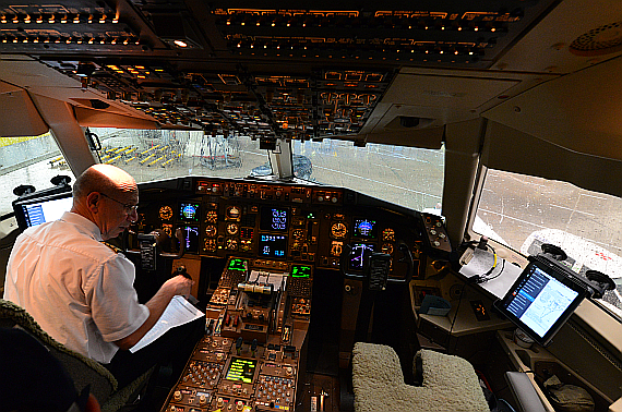 El Al Israel Airlines Boeing 767-300ER 4X-EAK Cockpit_1 Foto PA Austrian Wings Media Crew