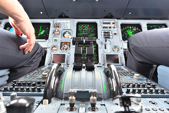 Piloten bei der Arbeit im Cockpit, Symbolbild