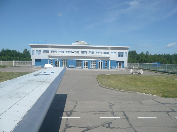 Blick auf eines der Flughafengebäude