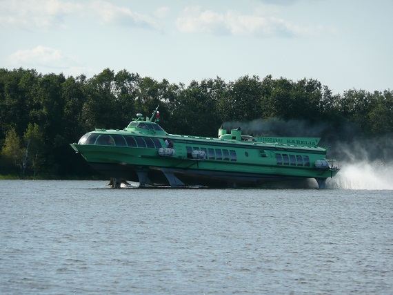Mit dem Tragflächenboot geht es in Richtung Kishi, der Insel mit dem wahrscheinlich bedeutendsten Bauwerk Nordwestrusslands. Man legt dabei „nur“ eine kurze Strecke von ca. 75 Minuten Fahrzeit zurück, bei 50 km/h. Einer Fahrt mit den „Meteor“ B