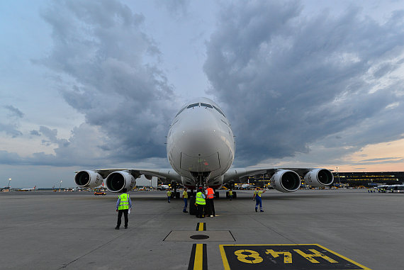 Emirates A380 A6-EES Erstlandung Wien Parkposition H48_1 Foto PA Austrian Wings Media Crew