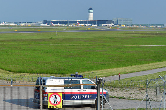 Flughafenpolizei Symbolbild Sujetbild Foto PA Austrian Wings Media Crew