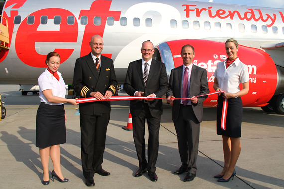 Jet2-Erstlandung-Flughafen-Wien-Boeing-737-300-G-CELK-Julian-Jäger-mit-Crew-Ribbon-Cutting-Foto-RR-Austrian-Wings-Media-Crew