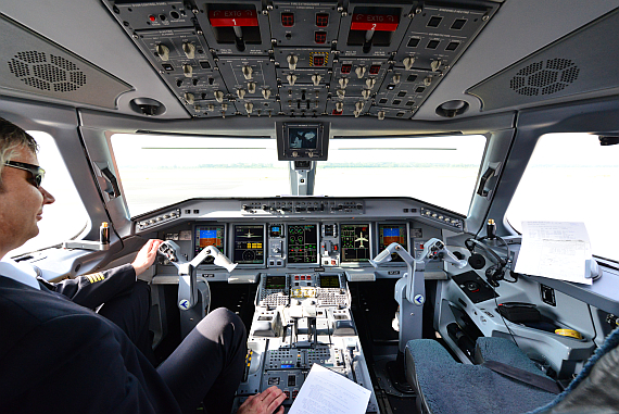 Pilot im Cockpit LOT Polish Airlines Embraer E175 SP-LIE Foto PA Austrian Wings Media Crew