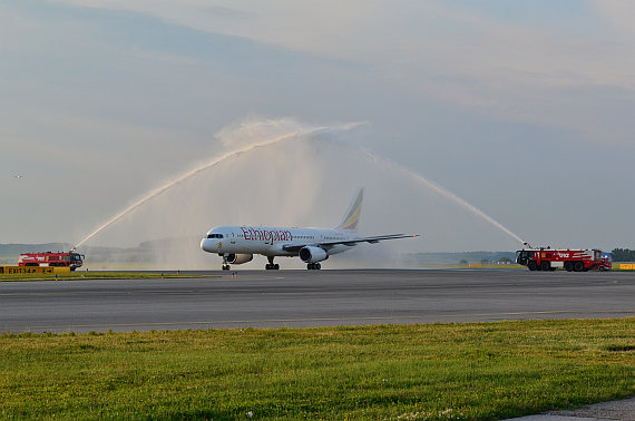 Ethiopian Airlines Boeing 757 Water salute Flughafenfeuerwehr_2 Foto PA Austrian Wings Media Crew