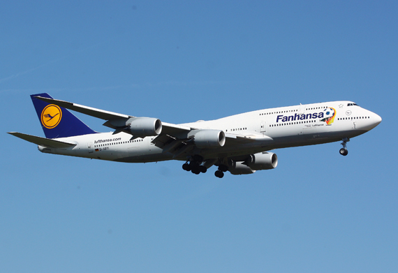 "Fanhansa"-Sonderlackierung einer Lufthansa Boeing 747-8 - Foto: Christian Zeilinger