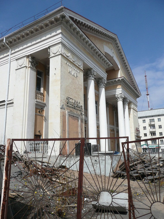 Die historische Bausubstanz, hier ein Kino, ist auch in Arkhangelsk in den letzten Jahren nicht besser geworden. Man darf nur hoffen, dass sie nicht vollkommen verloren geht.