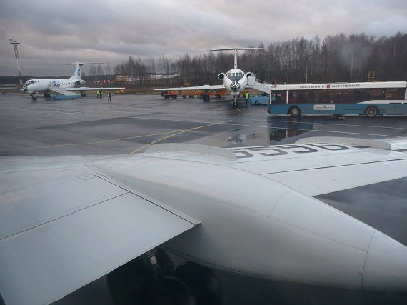 Nach der Landung in LED wurden die Triebwerke am Taxiway abgestellt und die Maschine neben zwei weitere TU-134 der Airline in die Parkposition gepusht.