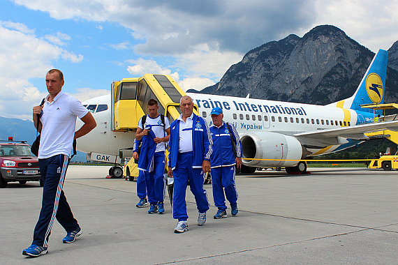 Ukraine International Boeing 737-500 UR-GAK Fußballer von Dynamo Kiev steigen aus Flughafen Innsbruck Foto Christian Schöpf