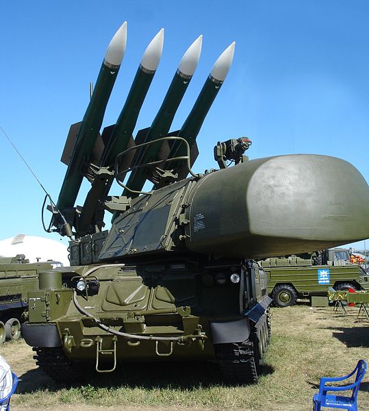 Ein BUK- Starter mit dem Zielradar und den 4 mächtigen Raketen. Ein BUK- Starter mit dem Zielradar und den 4 mächtigen Raketen.