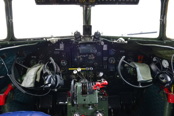 Das Cockpit der DC-3 ist ein sprichwörtlicher "Uhrenladen".