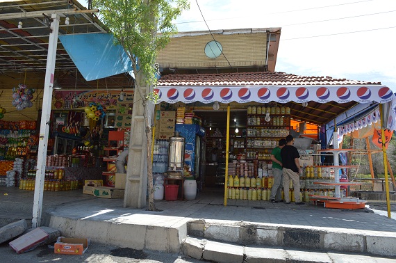 Solche Shops sind typisch entlang iranischer Straßen und Hauptverkehrsverbindungen. Obwohl Persepolis das touristische Highlight schlechthin ist in der Region, kommt man als Westtourist nicht unbemerkt davon! Man wird überall freundlich und mit offenen