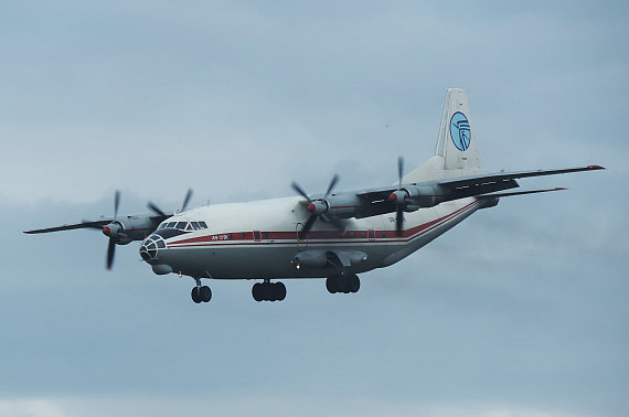 Charakteristisch für Transportflugzeuge aus der Sowjetära ist der verglaste "Bomberbug", in dem der Navigator seinen Arbeitsplatz hat - Foto: Matthias Laposa