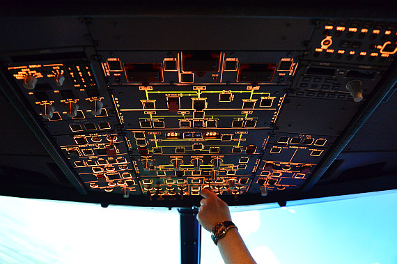 Stammt aus einem echten A320: Das Overhead-Panel in Lücks A320-Simulator.
