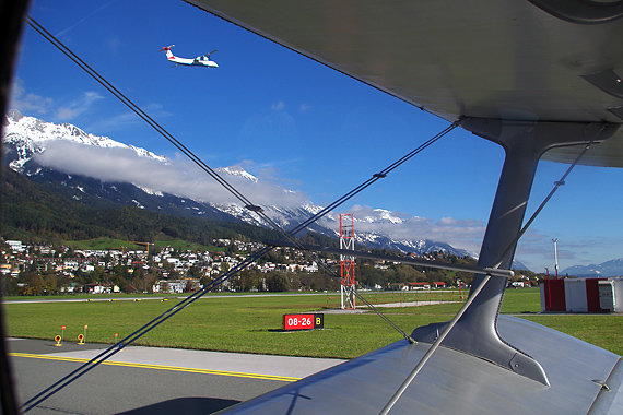 Während des Rollens verlässt eine Q400 der AUA Innsbruck auf der Piste 08.