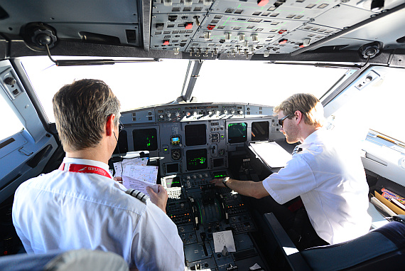 Austrian Airlines Piloten bei der Arbeit im Cockpit eines A320, Symbolbild - Foto: Huber / Austrian Wings Media Crew