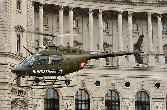 Bundesheer Hubschrauber Anflug Heldenplatz 2014_15 OH-58 Kiowa Foto PHuber