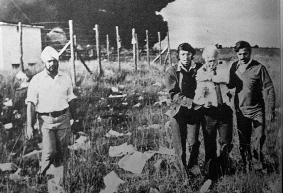 Helfer bringen den verletzten Bordingenieur Rudi Hahn in Sicherheit. Links hinten ist das brennende Wrack des Jumbos zu erkennen - Foto: Archiv