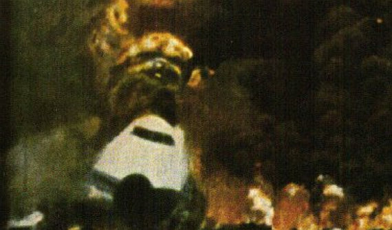 Das brennende Wrack der "Hessen" - wer nicht innerhalb von spätestens 3 Minuten aus dem Rumpf herauskam, war verloren - Foto: Archiv