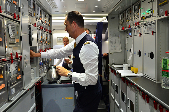Lufthansa Boeing 747-8I Bordküche Galley Flugbegleiter Foto PA Austrian Wings Media Crew