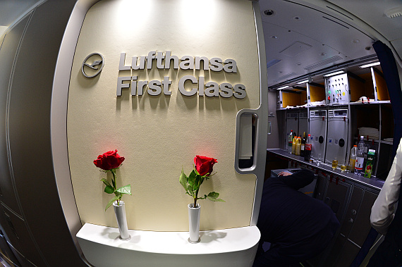 Lufthansa Boeing 747-8I First Class Rote Rosen Foto PA Austrian Wings Media Crew