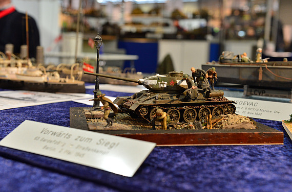 Dieses Diorama zeigt auf einem T-34 aufgesessene Rotarmisten beim Kampf um Berlin, 1945.