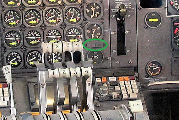Die Stellung der Landeklappen wird auf den beiden Rundinstrumenten angezeigt, die ausgefahrenen Vorflügel durch die darunter angeordneten grünen Kontrolleuchten (grüner Kreis), daher die Wortfolge: "Ten, ten, green"(Klappen links und rechts auf 10 Grad Die Stellung der Landeklappen wird auf den beiden Rundinstrumenten angezeigt, die ausgefahrenen Vorflügel durch die darunter angeordneten grünen Kontrolleuchten (grüner Kreis), daher die Wortfolge: "Ten, ten, green"(Klappen links und rechts auf 10 Grad